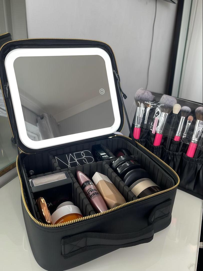Trousse à maquillage avec miroir LED